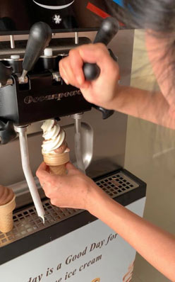 Soft serve ice cream machine